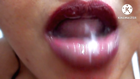 Round ass milf with a nice ass shape enjoys a hot facial