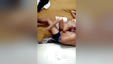 Indian woman sucks a hard cock in this amateur vid