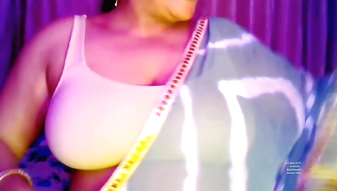 Indian lady washes her pussy and enjoys a sex with the servant