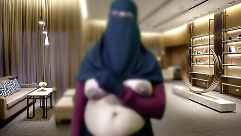 Indian babe in a sexy solo video shows her body in a scene