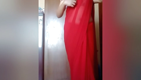 Busty girl in an erotic saree is making a solo video