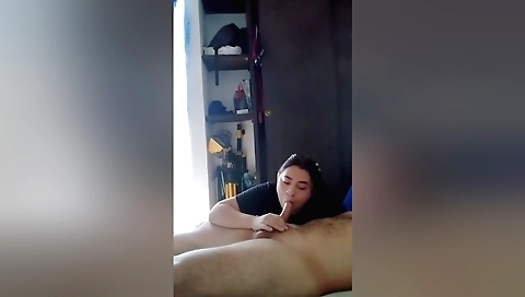 Hot webcam amateur video showing a girl with nice tits