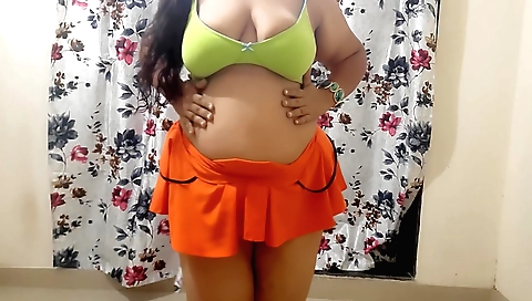 Chubby Indian babe shows off her natural tits and ass