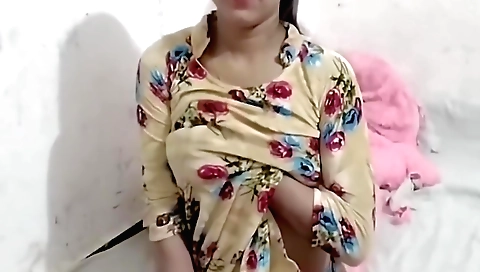 Indian amateur video shows a hot girl with a big booty