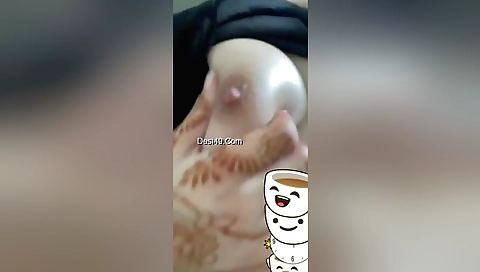 Indian beauty shows her nice cleavage in a solo vid