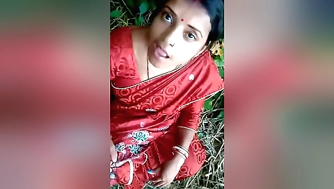 Indian babe plays with her bonnet and sucks on the dick