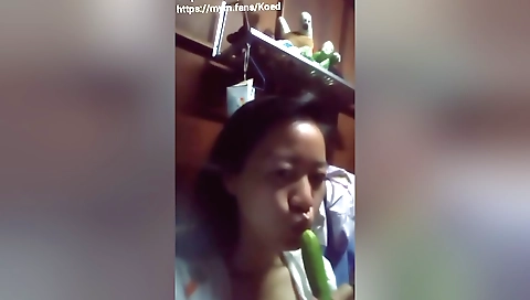 Amateur brunette with a sexy body makes her pussy tight