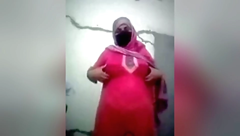 Amateur solo female video with a hot look in pussy