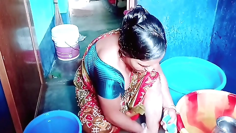 Indian girlfriend fucks solo in her favorite location