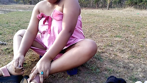 Bhabhi in natural clothes is doing an amateur bbw show outside