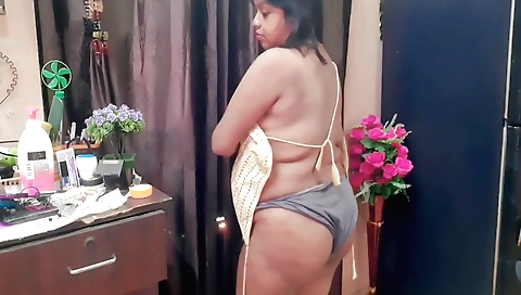 Indian housewife showing off her sexy body in a video