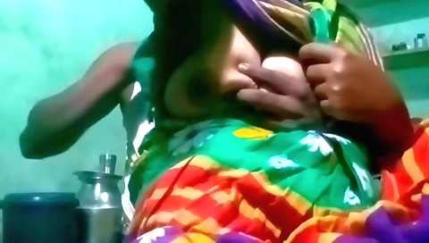 Indian girl shows off her nice body in a webcam video