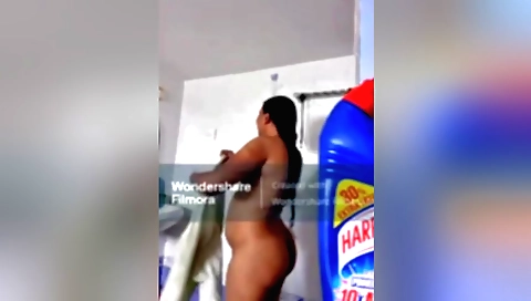 Indian teen shows her natural curves naked for the video