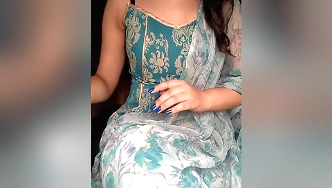 Solo brunette nails her boyfriend's face with her nail polish