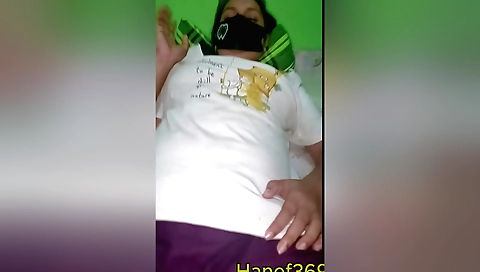 Indian brunette fucked her friend's wife in the car