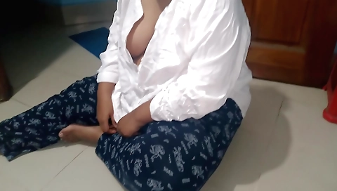 Chubby amateur indian girl shows off her body in the web cam
