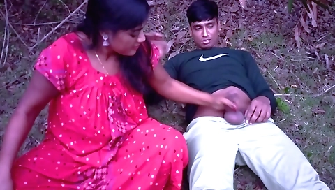 Indian girl gets a hot handjob by a dude in the jungle