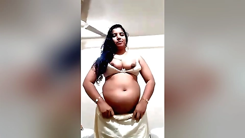 Sexy mallu girl shows her ass in amateur solo video
