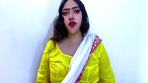 Amateur brunette with big ass and big boobs sucking aunt's pussy