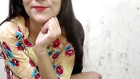 Indian girl is working out her thighs in amateur solo