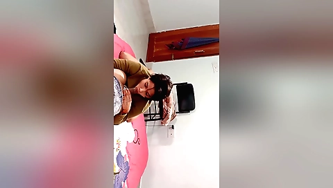 Indian amateur gets fucked by big dong with a dick