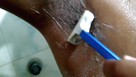 Indian bhabhi coda cudi karane se pahale devar ke baal katate hai