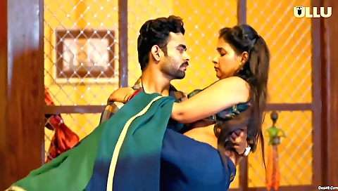 Brunette babe walks on the net and shows off her beauty on cam