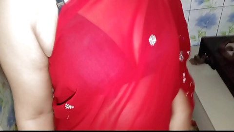 Indian babe with a round ass was working in the kitchen