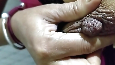 Indian babe is doing it in standing position of sexual desire