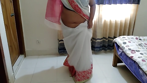 Indian chick fucks herself while wearing sexy saree