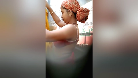 A girl is bathing in the bathroom in amateur sex video