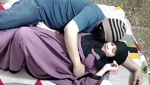 Indian babe calls on a Muslim for a hard sex with him