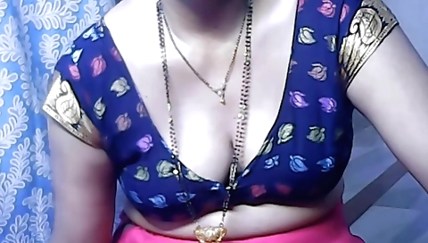 Indian girl masturbates in her homemade solo video