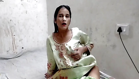 Indian babe is practicing solo dancing and dancing