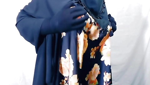 Housewife does an erotic solo masturbation on video